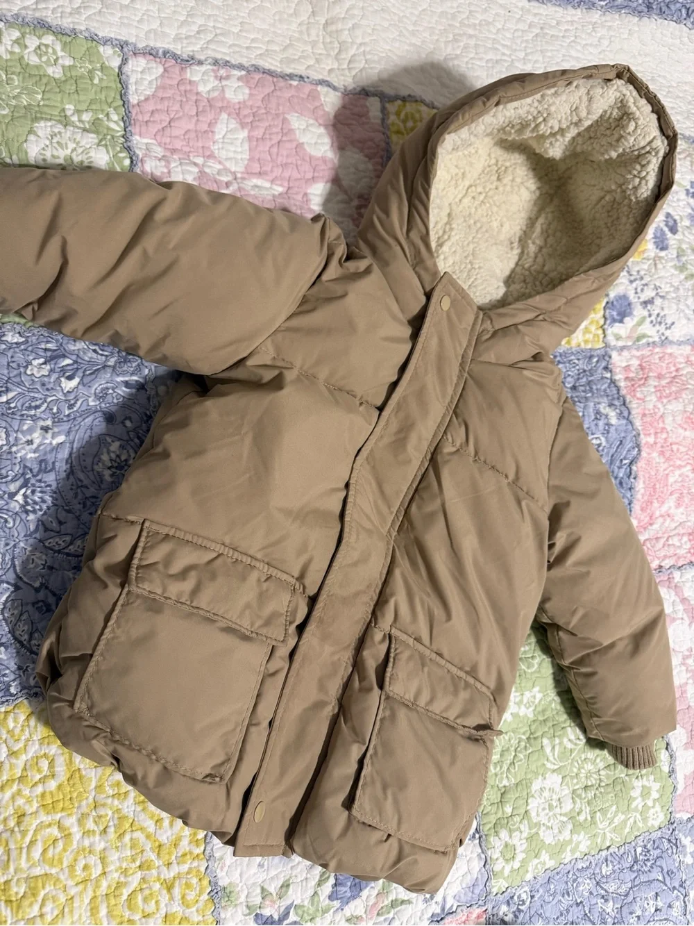 Old Navy Kids Hooded Puffer Coat in Taupe - size 3T